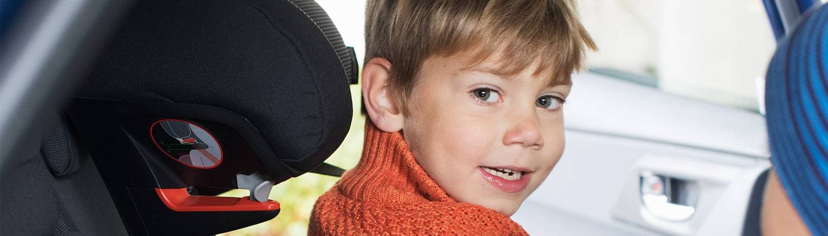 pojke som sitter i bil