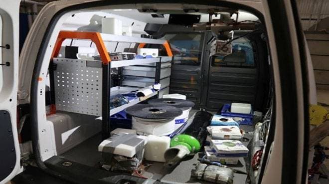 Bagageutrymme i en hantverkarbil där lasten är lös.
