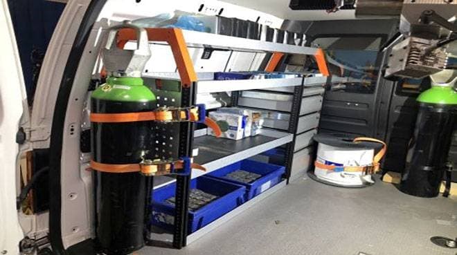 Bageutrymme i en hantverkarbil där lasten är förankrad.