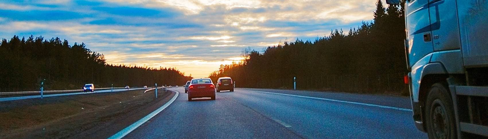 Bilar på en väg