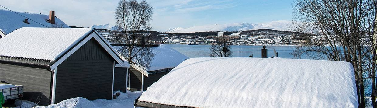 Bild: Snötunga hustak med utsikt mot vatten