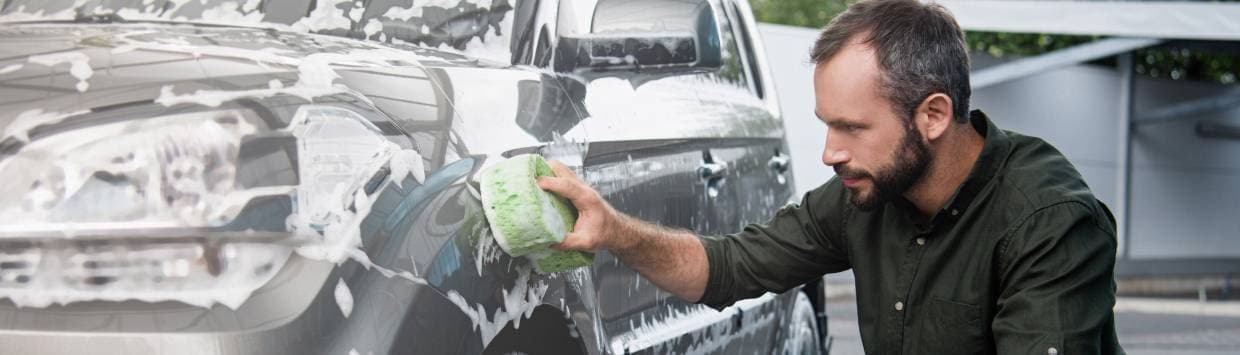 Man tvättar bil