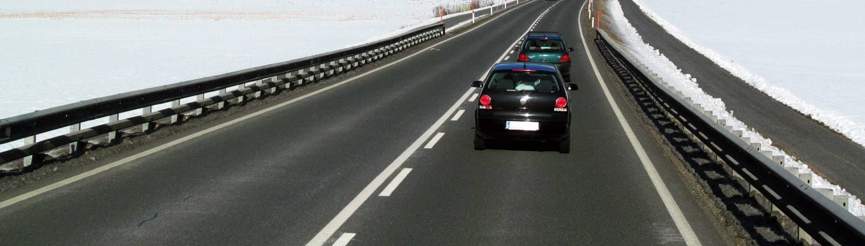 bilar som kör längs väg