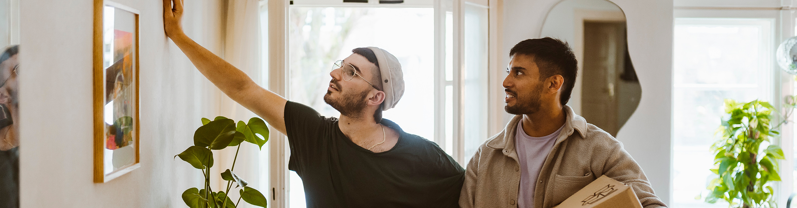 Två personer tittar på vägen i ett ljust rum