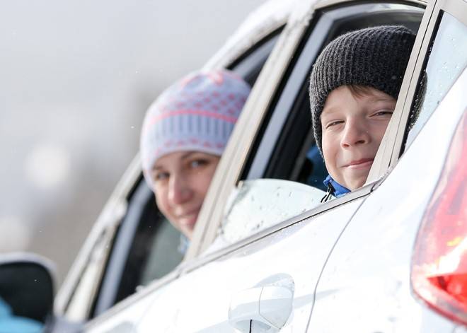 Barn tittar ut genom fönstret på bil