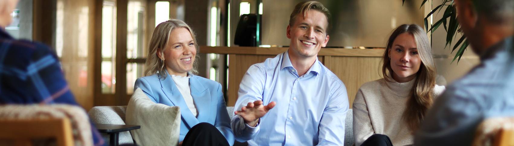 Tv&aring; tjejer och en kille sitter glada i en soffa